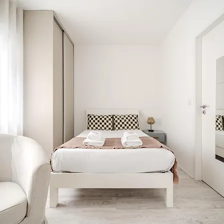 Appartement By House And People