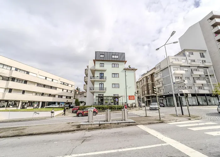 By House And People 公寓