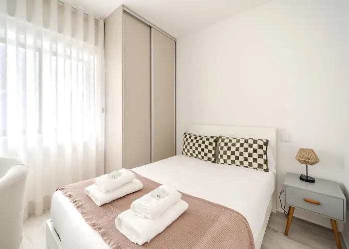 Lägenhet By House And People *